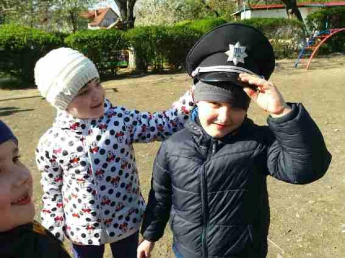 Ужгородські дітлахи спочатку приміряли кепку поліцейського...