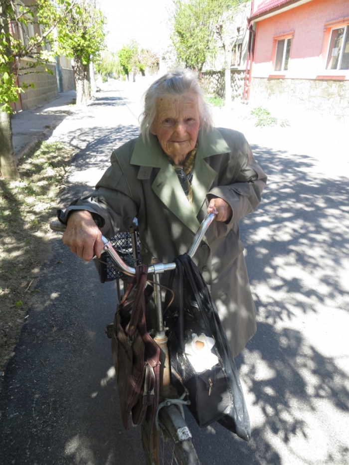 93-річна закарпатська бабуся щодня на ринку ще квіти продає!