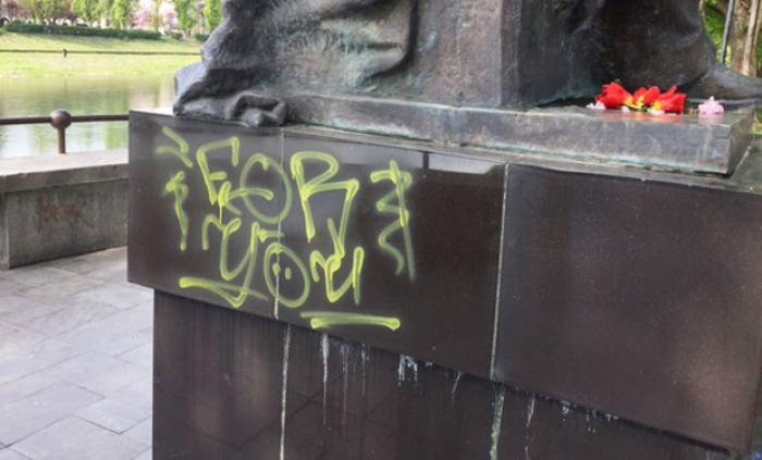 Вандали в Ужгороді обписали пам'ятник Августину Волошину