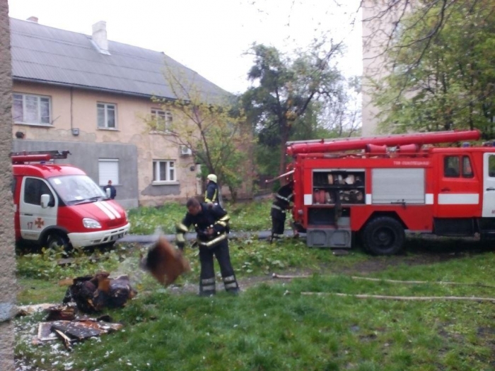 У Мукачеві рятувальники винесли двох людей з палаючої квартири