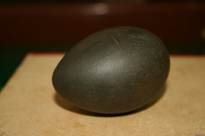 Над музейним експонатом в Іршаві ламають голову: камінь чи яйце?