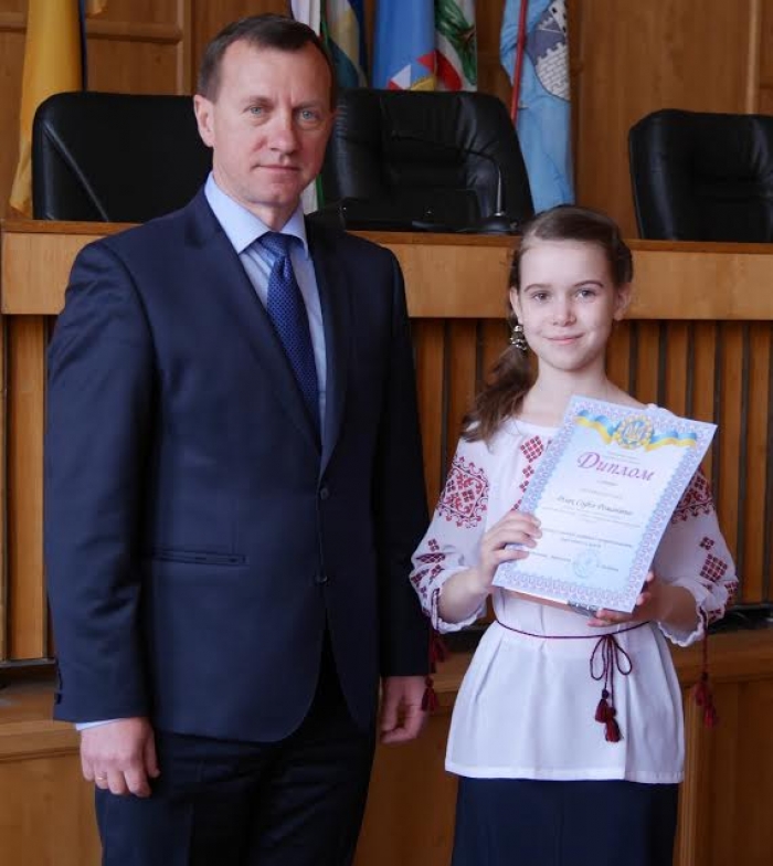 "Нам дуже потрібні розумні діти": влада Ужгорода нагородила наймолодших учасників предметних олімпіад