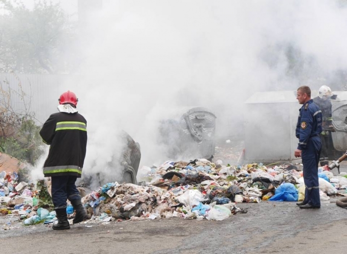 В Ужгороді рятувальники гасили палаюче сміття в контейнерах