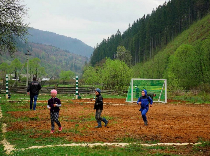 Шкіряного м’яча діти закарпатських лісорубів відтепер "ганятимуть" на новому футбольному полі
