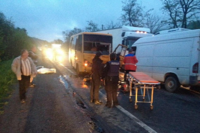 Закарпатські патрульні розстежують обставини "автобусного ДТП" біля Мукачева