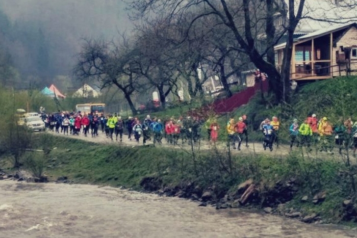 В умовах дощу та сильного снігу змагалися гірські бігуни-марафонці в Карпатах