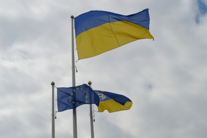 Два прапори — України та ЄС — урочисто замайоріли на головній площі Закарпаття