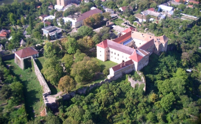 Древня фортеця в Ужгороді здивує "Орденом Святого Миколая". І не тільки