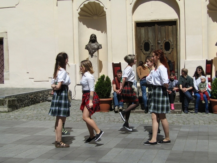Лицарські бої та середньовічні танці: в Ужгородському замку відзначають День музеїв