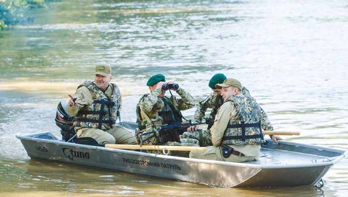 Закарпатські стражі кордону сіли в човни рибоохоронців