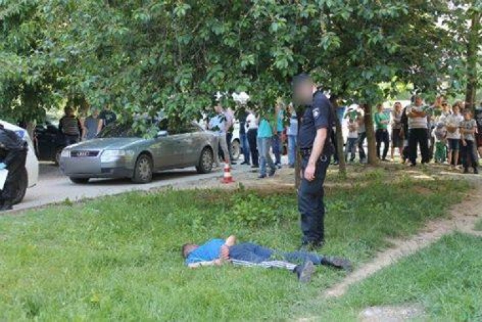 В Ужгороді злочинець, втікаючи, кілька разів вистрелив у поліцейського