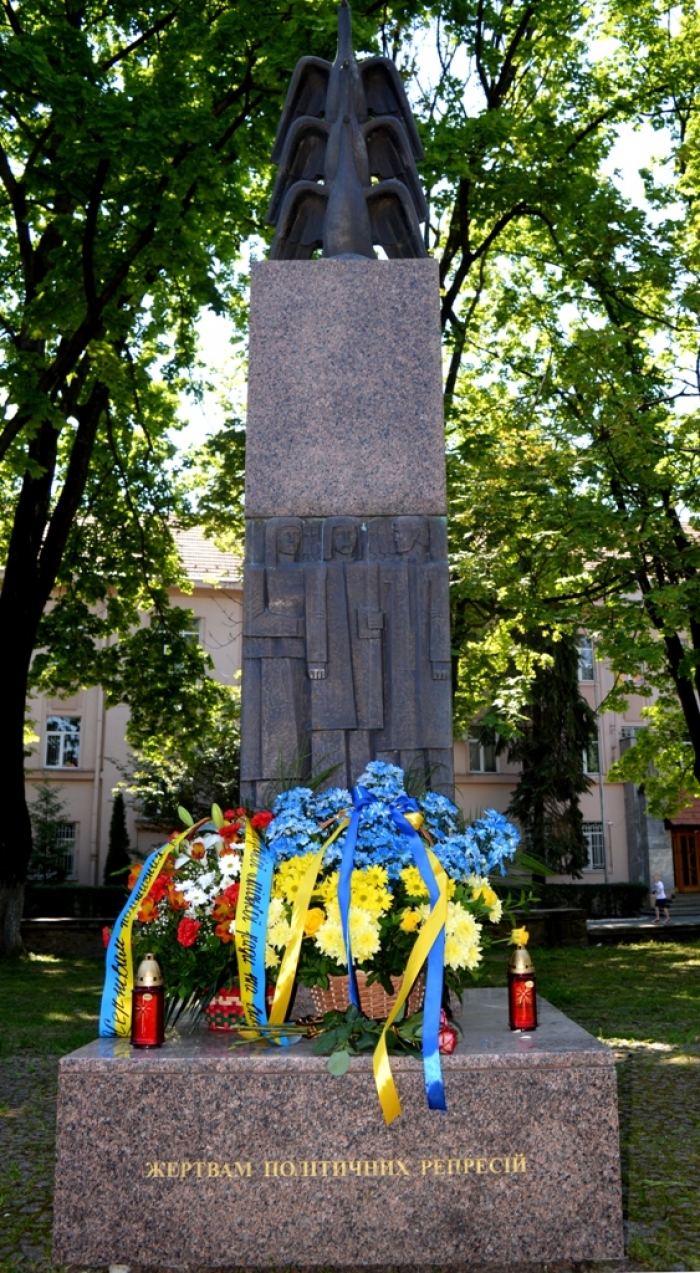 У сквері Небесної Сотні в Ужгороді вшанували жертв політичних репресій