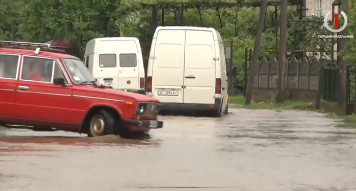 "Генеральний" автошлях Виноградівщини перетворився у "водний канал"