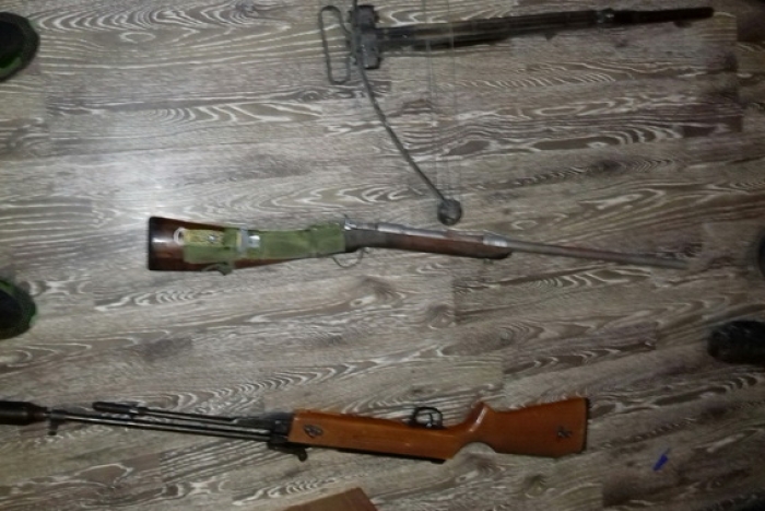 Арбалет, гвинтівку з глушником і марихуану вилучили полісмени у мешканця прикордонного села на Закарпатті