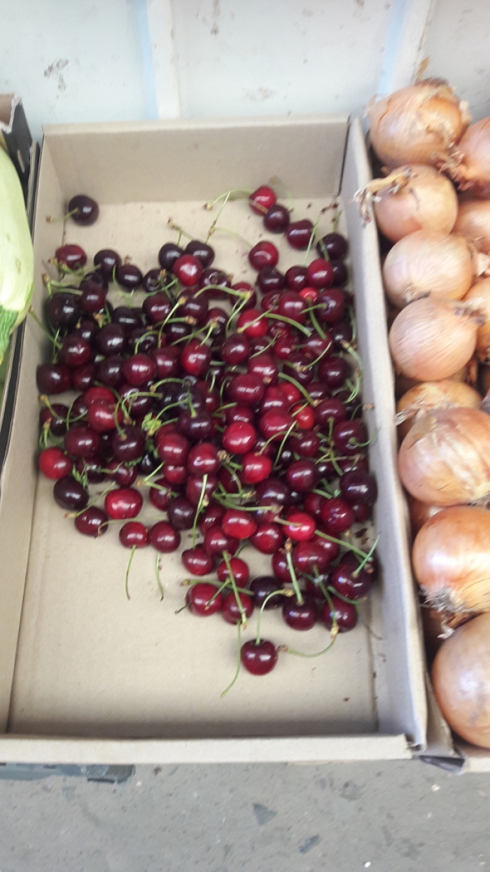 Перша ягода на ужгородських базарах суттєво впала в ціні