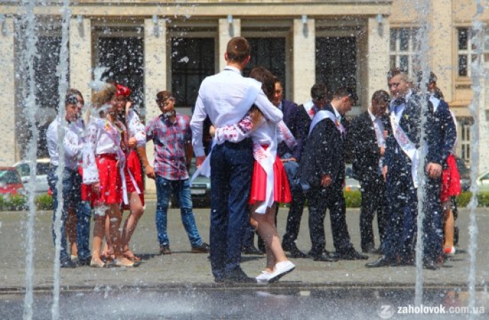 Ужгородські випускники влаштували "водограй" на площі Народній!