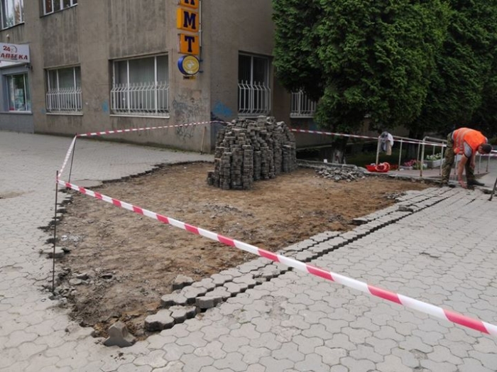Капітальний ремонт тротуарів площі Поштової розпочали в Ужгороді