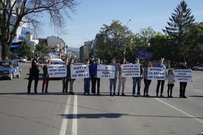 В Ужгороді школярі з поліцією зробили "останнє" зауваження водіям