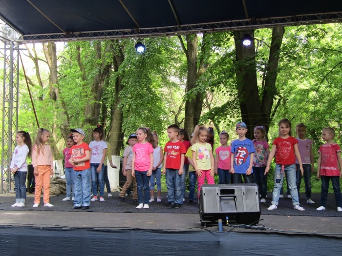 Юні таланти співають і танцюють на ужгородському "Майся Фест"  