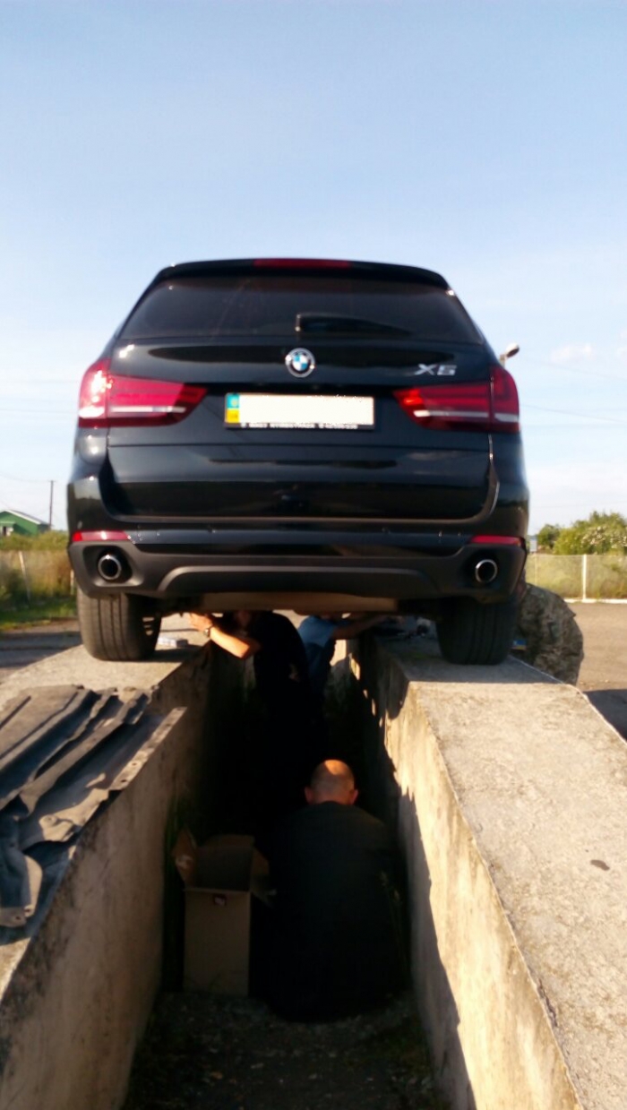 Закарпатські митники вилучили «BMW X5» з контрабандними цигарками