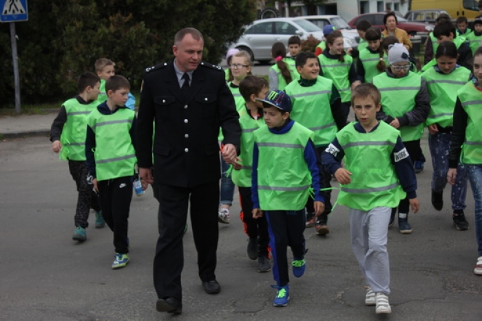 Школярі Ужгорода з поліцією допомагали пішоходам правильно переходити дорогу