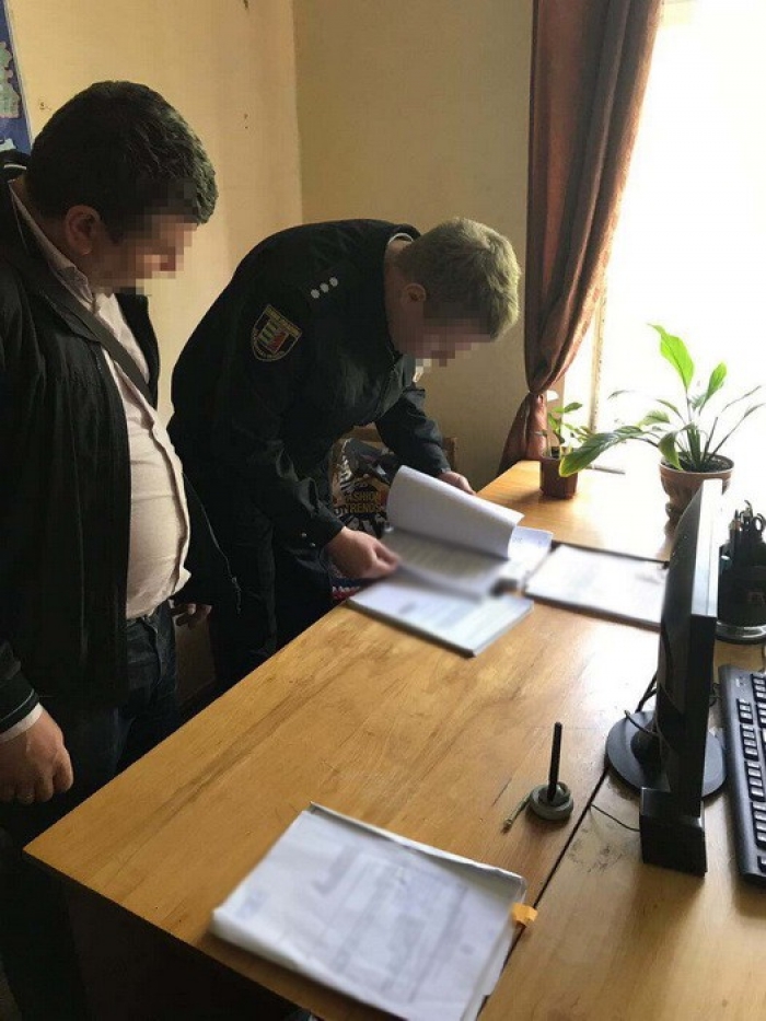 В Ужгороді "сбушники" затримали поліцейського та посередника на хабарі