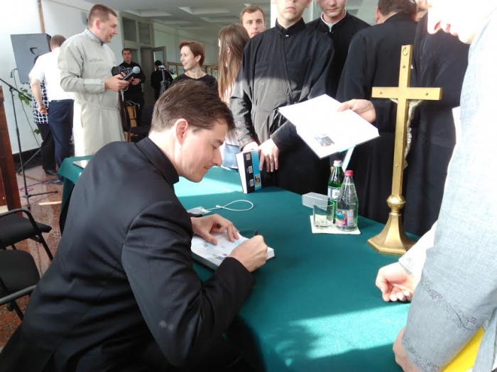 В Ужгороді презентували книжку про Бога та Інтернет