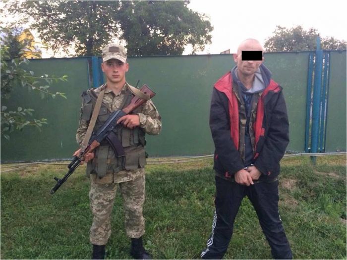 Закарпатські прикордонники спіймали тютюнових контрабандистів за 15 метрів до кордону