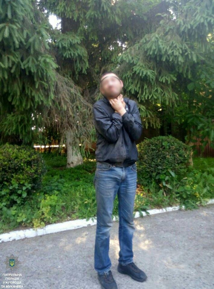 Одного вкусив за ногу, іншого – за руку: поліція затримала в Ужгороді "неадеквата" з наркотиками