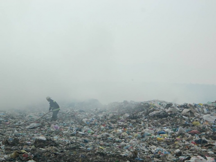 На Іршавщині горить масштабне сміттєзвалище