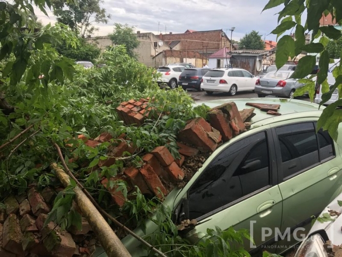 У Мукачеві стіна впала на припарковані поруч автомобілі