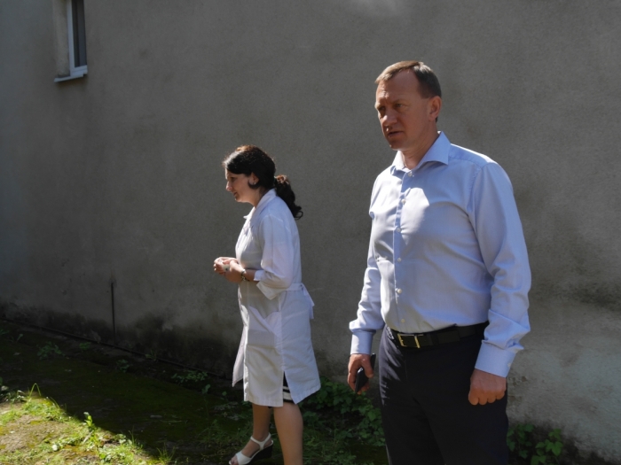 Мер Ужгорода оглянув аварійну будівлю психоневрологічного відділення міськполіклініки