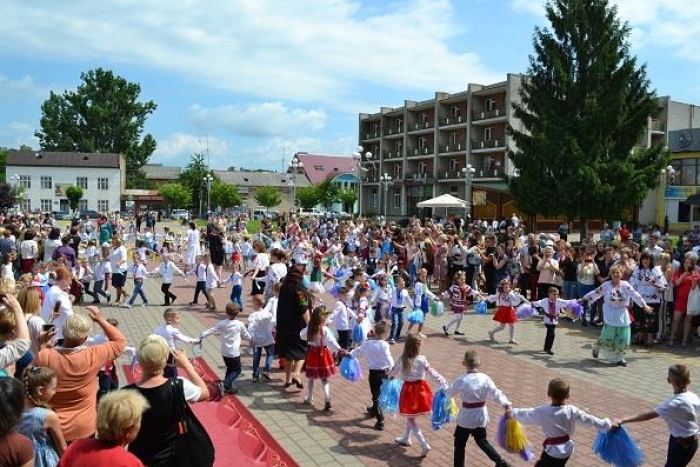 Яскравий флешмоб "Сонечко у долонях" за участі дітей і батьків провели сьогодні у Тячеві