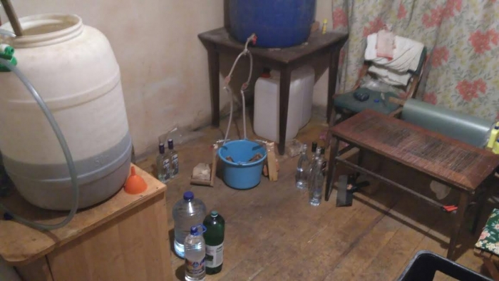 "Ліві" 400 пляшок коньяку та більше 100 пляшок горілки вилучили в підпільному алкоцеху в Ужгороді 