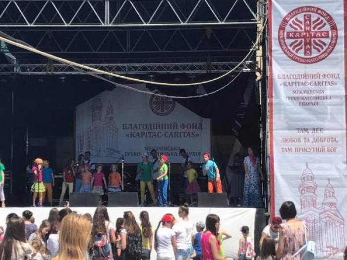 Фестиваль радості для дітей триває біля "Бавки" в Ужгороді