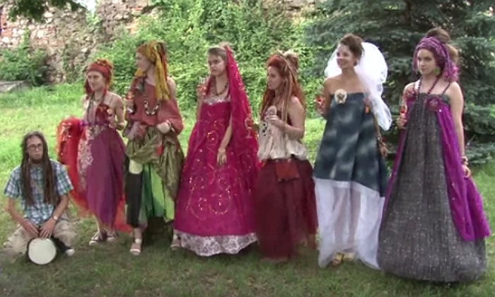 Дівчата у весільних фатах знову "продефілюють" парадом в Ужгороді