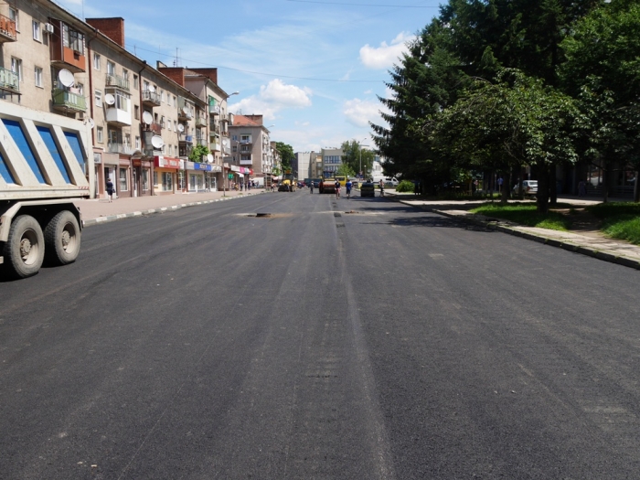 В Ужгороді триває ремонт вулиці Заньковецької
