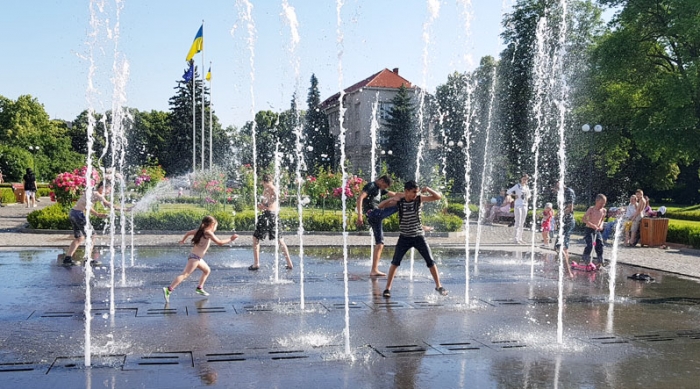Нова візитівка Ужгорода стала для малечі веселою "оголеною" атракцією!
