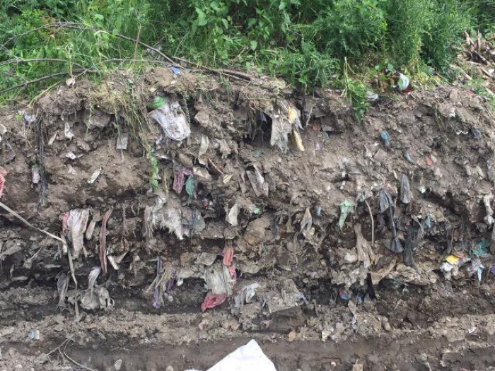 Місцеві роками скидують сміття й інший усілякий непотріб прямісінько у закарпатську Ріку
