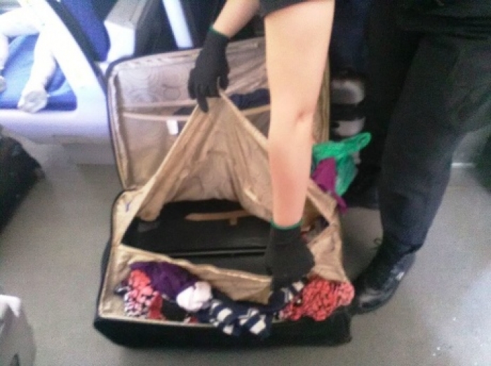 Українка везла малолітнього сина через кордон до ЄС, "засунувши" його ...в чемодан!