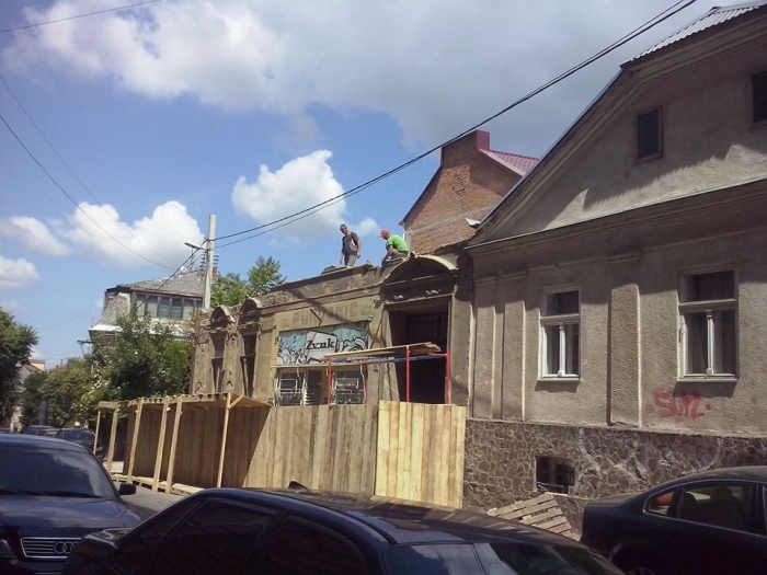 Офіційно про реконструкцію з надбудовою житлового будинку по вулиці Волошина, 47, в Ужгороді