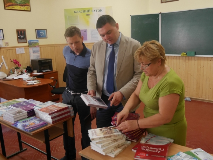 "Англомовна" школа та лінгвістична гімназія в Ужгороді отримали в подарунок купу підручників, хрестоматій та зошитів