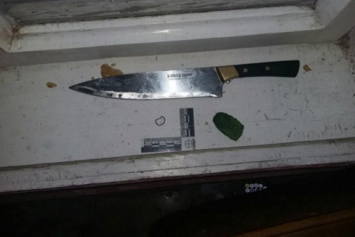 Конфлікт переріс у бійку: на Мукачівщині 21-річний чоловік вдарив вітчима ножем у шию та груди
