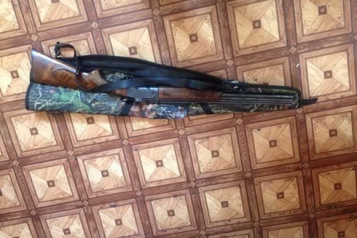 Поліція обшукала будинок на Тячівщині – у 20-річного жителя знайшли зброю, набої та ніж