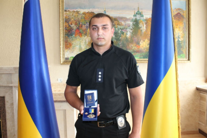 Ужгородського поліцейського, який затримав озброєного злочинця, нагороджено найвищою відзнакою Закарпаття