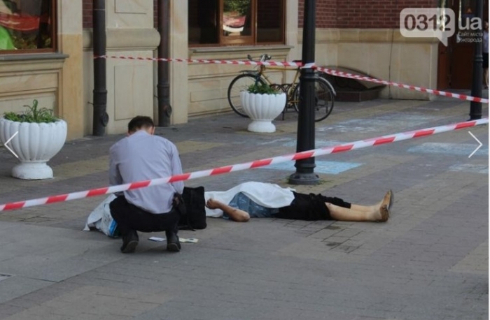 В Ужгороді біля залізничного вокзалу раптово померла жінка