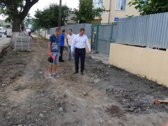 На вулиці Будителів в Ужгороді розпочали капітальний ремонт тротуарів