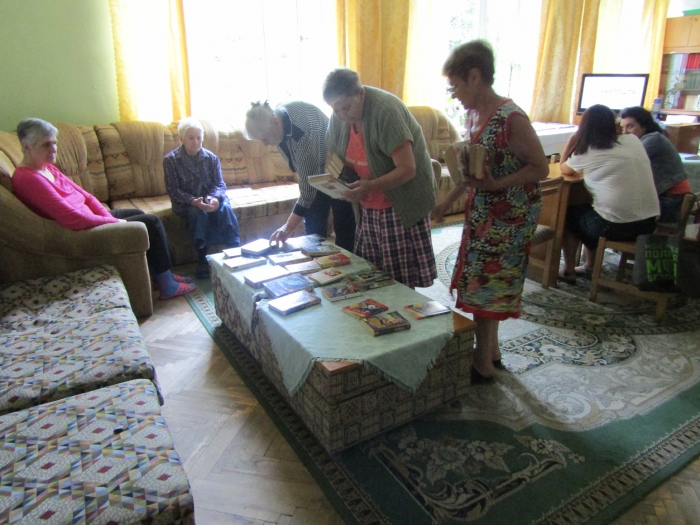 Книги від "потушняківців" — мешканцям соціального терцентру в Ужгороді