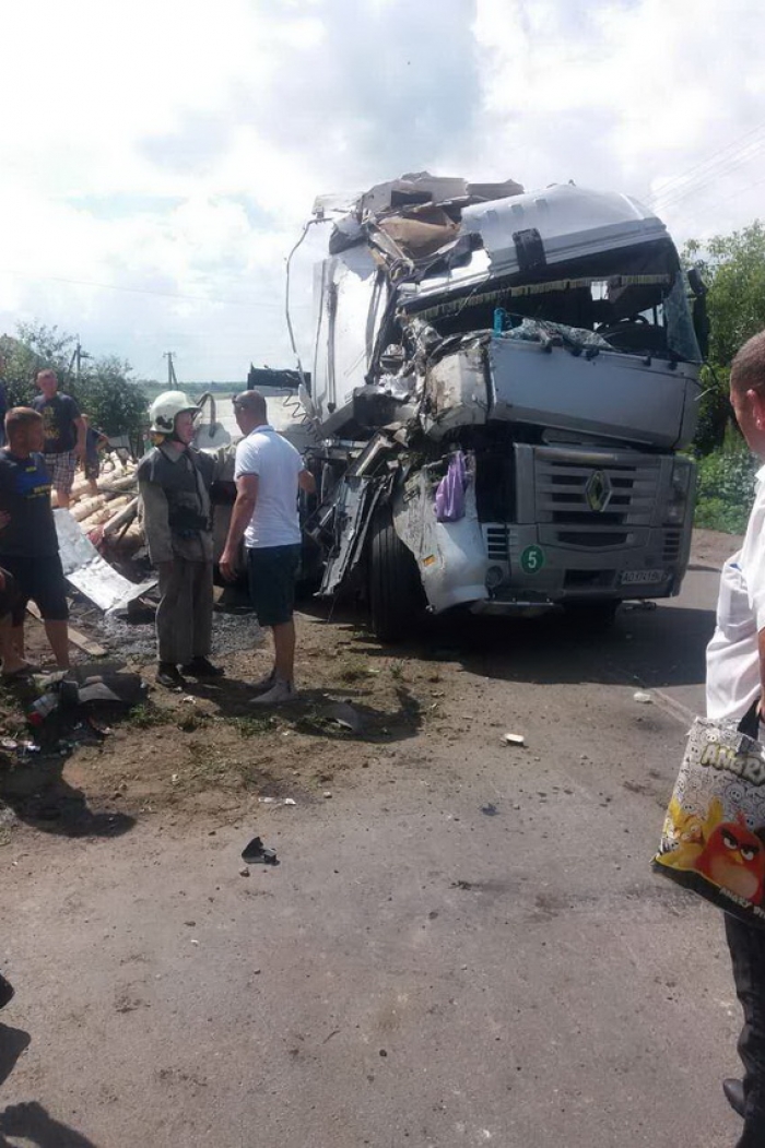 Вантажівка "Renault" перекинулася в кювет на Закарпатті — є жертви