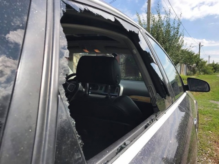 Закарпатському телемедійнику розбили каменюкою автівку